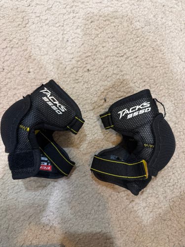 Youth Medium CCM Tacks 9550 Elbow Pads (Used)