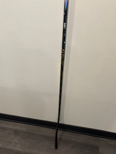 Senior Bauer Vapor FlyLite Right Handed Hockey Stick P92 77 Flex (used)