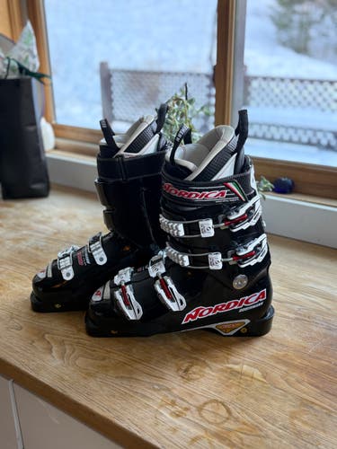 Mondo 28 & 28.5 Unisex Nordica Racing Dobermann World Cup 100 Ski Boots Medium Flex (New)