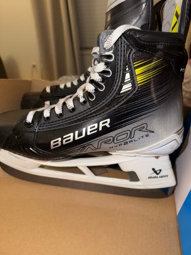 2023 Bauer Vapor Hyperlite 2 Hockey Skates 8 (Used)