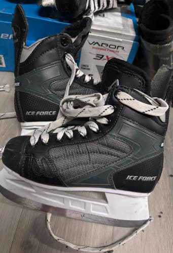 Bauer Hockey Skates Size 3 (Used)