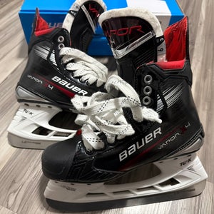 2023 Bauer Vapor X4 Hockey Skates Extra Wide Width 6 (Used)