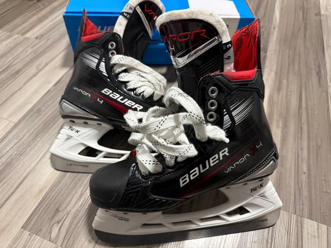 2023 Bauer Vapor X4 Hockey Skates Extra Wide Width 6 (Used)