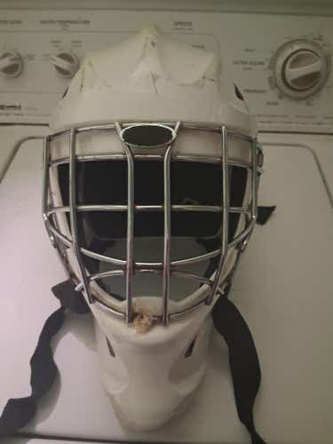 Senior Medium Itech 1200 Goalie Mask (Used)