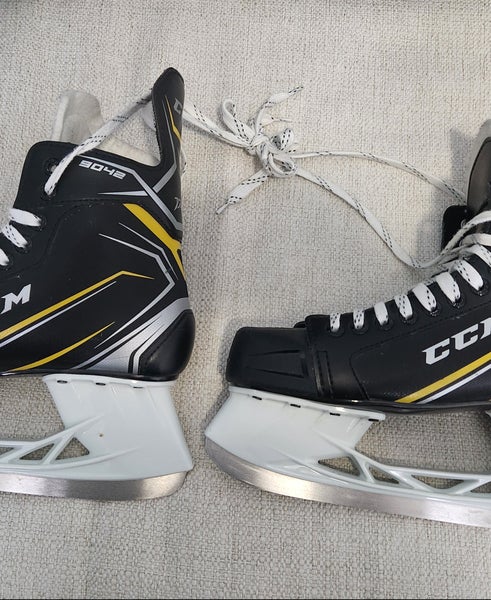 CCM Tacks 9042 Hockey Skates Regular Width 9 (Used)