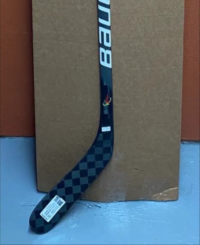 S19 Senior Bauer Vapor FlyLite Right Handed Hockey Stick P88 87 Flex (New)