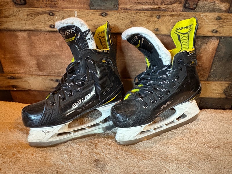 2022 Bauer Supreme M4 Hockey Skates Regular Width Size 4 (Used)