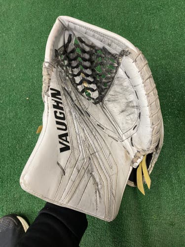 White Senior Vaughn SLR3 Pro Carbon Goalie Glove Regular Pro Stock (Used)