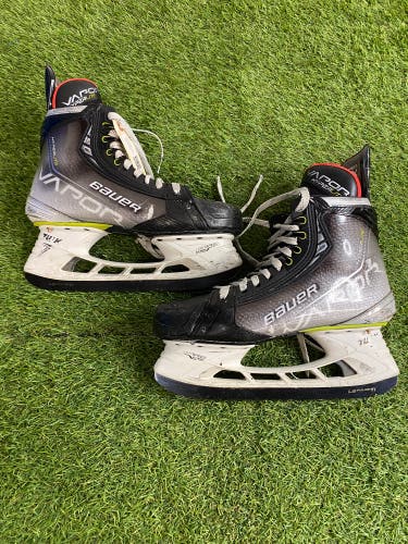 Senior Bauer Vapor Hyperlite Hockey Skates 9.5 (Used)
