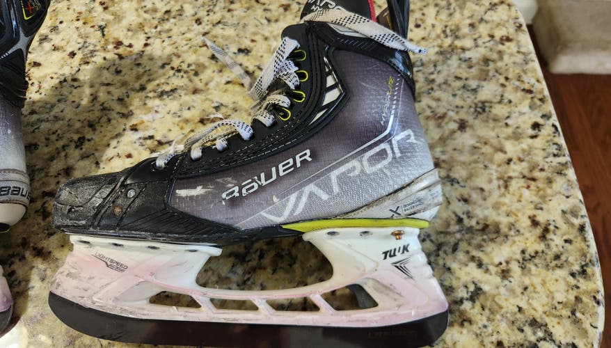 Bauer Vapor Hyperlite Hockey Skates Size 5.5 (Used)
