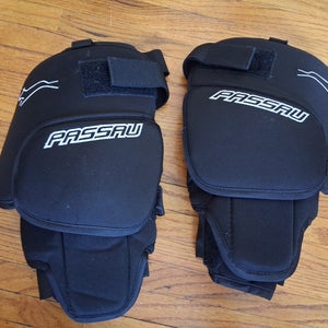 Passau Small/Medium hockey goalie knee pads senior ( Used)