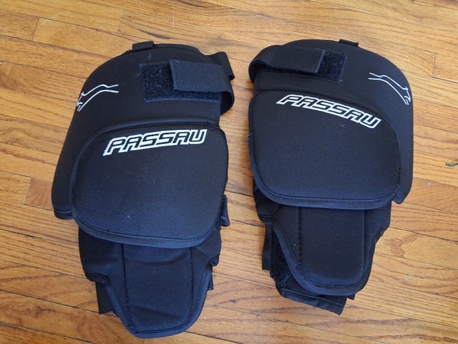 Passau Small/Medium hockey goalie knee pads senior ( Used)