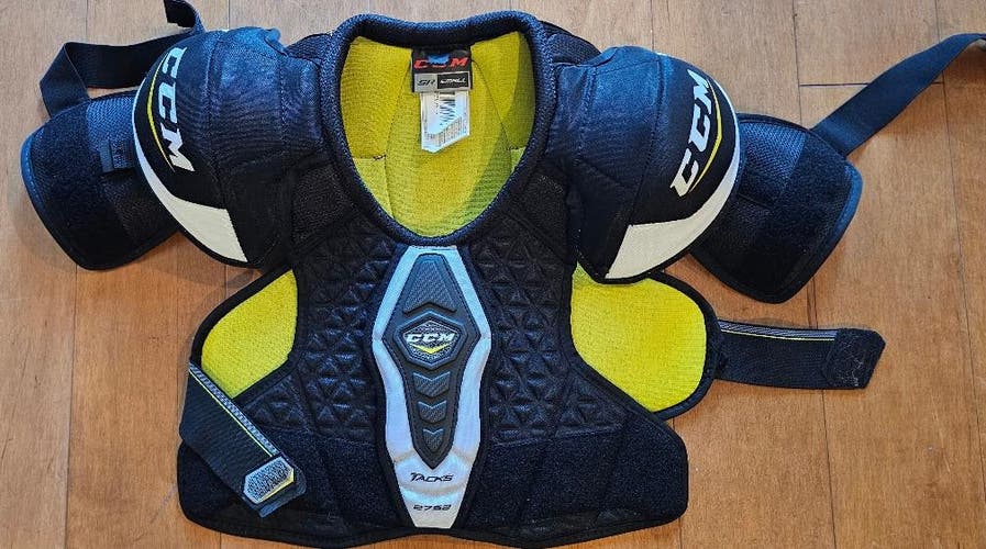 Small Senior CCM Tacks 2752 Shoulder Pads (Used)