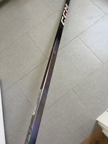 (BLACK) Senior CCM JetSpeed FT8 Pro Right Handed Hockey Stick P29 70 Flex (New)