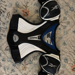 Large Youth Hockey Reebok xtk Shoulder Pads (Used)
