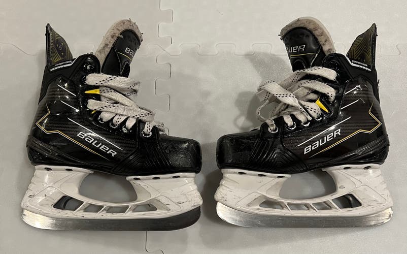 2024 Bauer Supreme M40 Hockey Skates Extra Wide Width Size 1.5 (Used)