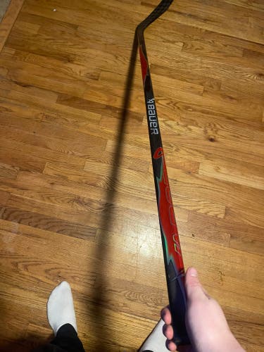 Intermediate Bauer Vapor FlyLite Right Handed Hockey Stick P28 65 Flex (New)