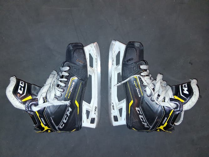 CCM Super Tacks 9380 Hockey Goalie Skates Regular Width 6 (Used)