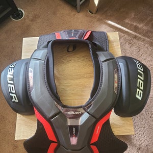 Men's Small / Medium Intermediate Bauer Vapor 3X Pro Shoulder Pads (Used)