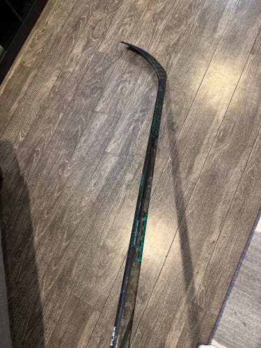 Intermediate Bauer Twitch Right Handed Hockey Stick P92 65 Flex (Used)
