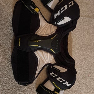 Small Junior CCM Tacks 9060 Shoulder Pads (Used)