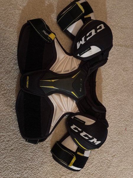 Small Junior CCM Tacks 9060 Shoulder Pads (Used)