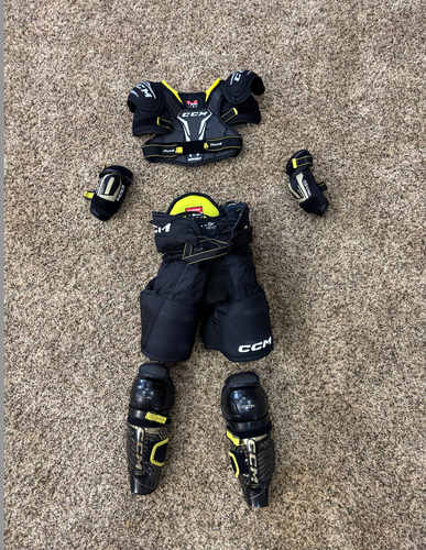 Youth Medium CCM AS-V Pro youth hockey pads set excellent condition