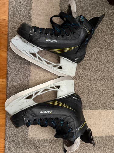 2003 CCM Tacks Hockey Skates Size 5 (Used)