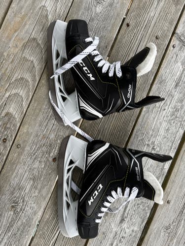 CCM Tacks 9040 Hockey Skates Size 2 (Used)
