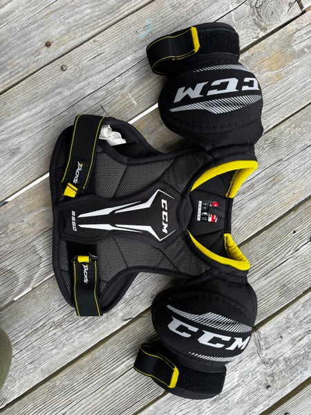 Small Junior CCM Tacks 9550 Shoulder Pads (Used)