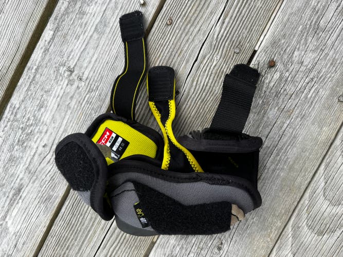 Junior Medium CCM Tacks AS 580 Elbow Pads (Used)