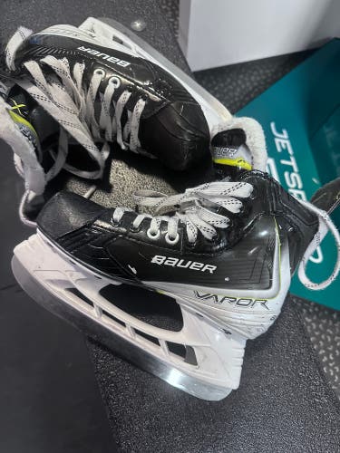 Bauer Vapor Hockey Skates Size 4 (Used)