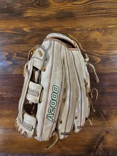 Wilson RH A2000 1799 Baseball Glove 12.75" (Used)