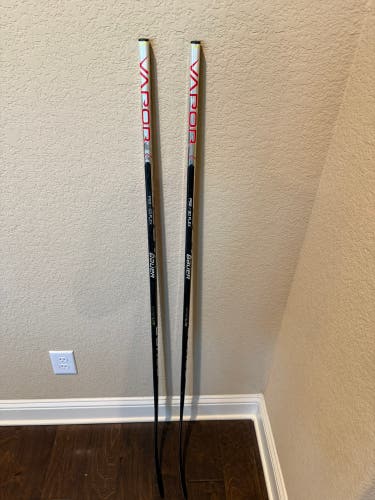 Junior Bauer Vapor Hyperlite Right Handed Hockey Stick 30 Flex (Used)
