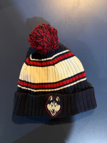 Adult Unisex UCONN Huskies Pom Pom Hat (New)