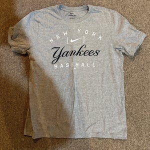 Gray Medium Men's New York Yankees Nike Shirt (Used)