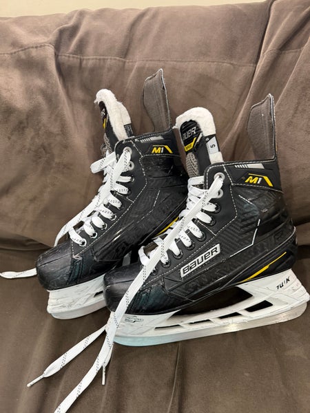 2022 Bauer Supreme M1 Hockey Skates Regular Width Size 5 (Used)