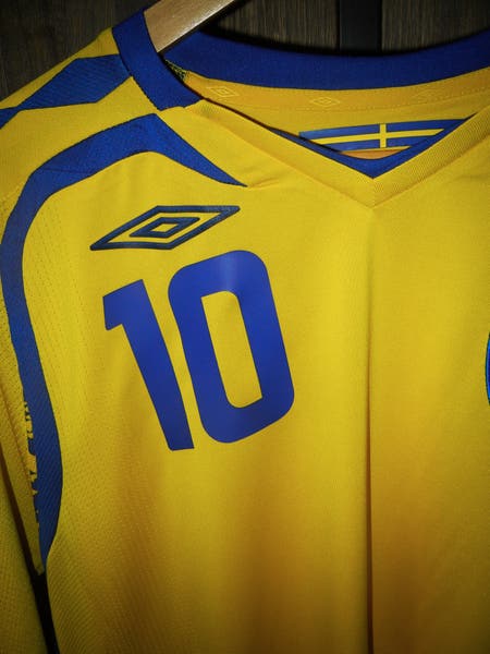 Umbro イエロー シャツ IBRAHIMOVIĆ 10 Sweden 2007/2009 Home Jersey – Zlatan Ibrahimović #10 – Large