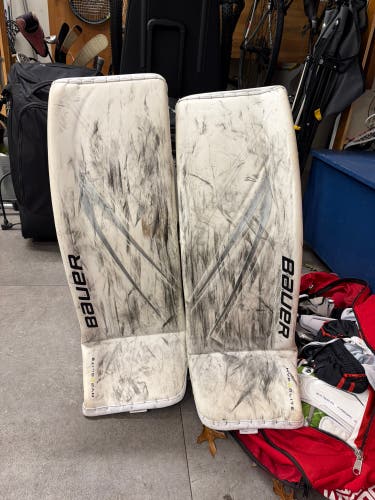 Large Bauer Vapor Hyperlite 2 Goalie Leg Pads (Used)
