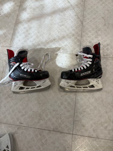2014 Bauer Vapor X100 Hockey Skates Extra Wide Width Size 2 (Used)