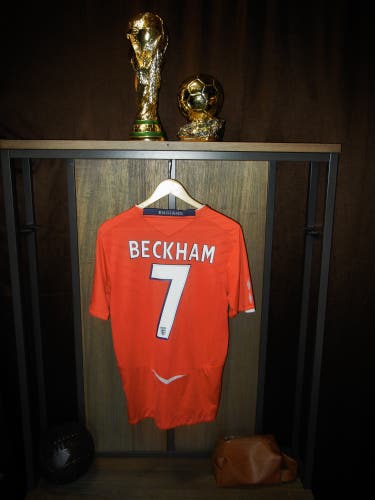 England 2008/2010 Away Jersey – David Beckham #7 – Size Medium – Umbro Red Shirt (MPN: 31495448)