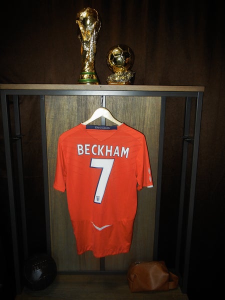 England 2008/2010 Away Jersey – David Beckham #7 – Size Medium – Umbro Red Shirt (MPN: 31495448)