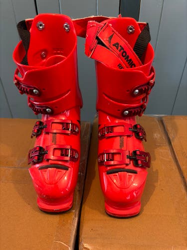 NEVER USED - 25.5 Atomic TI 150 race boots