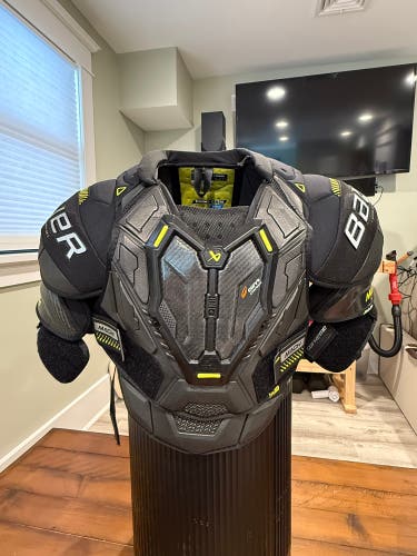 Large Senior Bauer Supreme Mach Shoulder Pads (Used)