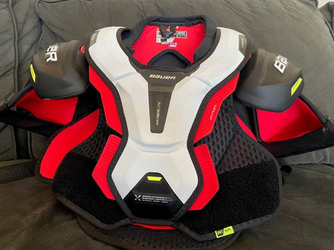 Intermediate Medium Bauer Vapor Hyperlite Shoulder Pads (Used)