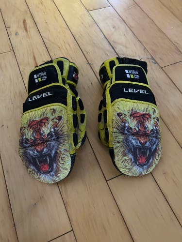 Race Level Mittens size 8