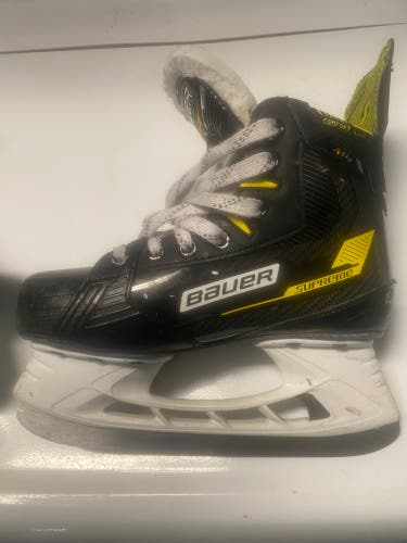 2022 Bauer Supreme M4 Hockey Skates Size 3.5 (Used)
