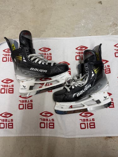 2023 Bauer Vapor Hyperlite 2 Hockey Skates Regular Width Pro Stock 7 (Used)