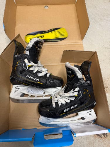 2022 Bauer Supreme M5 Pro Hockey Skates Regular Width Size 1 (Used)