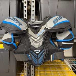 Small Senior Bauer Supreme One.8 Shoulder Pads (Used)